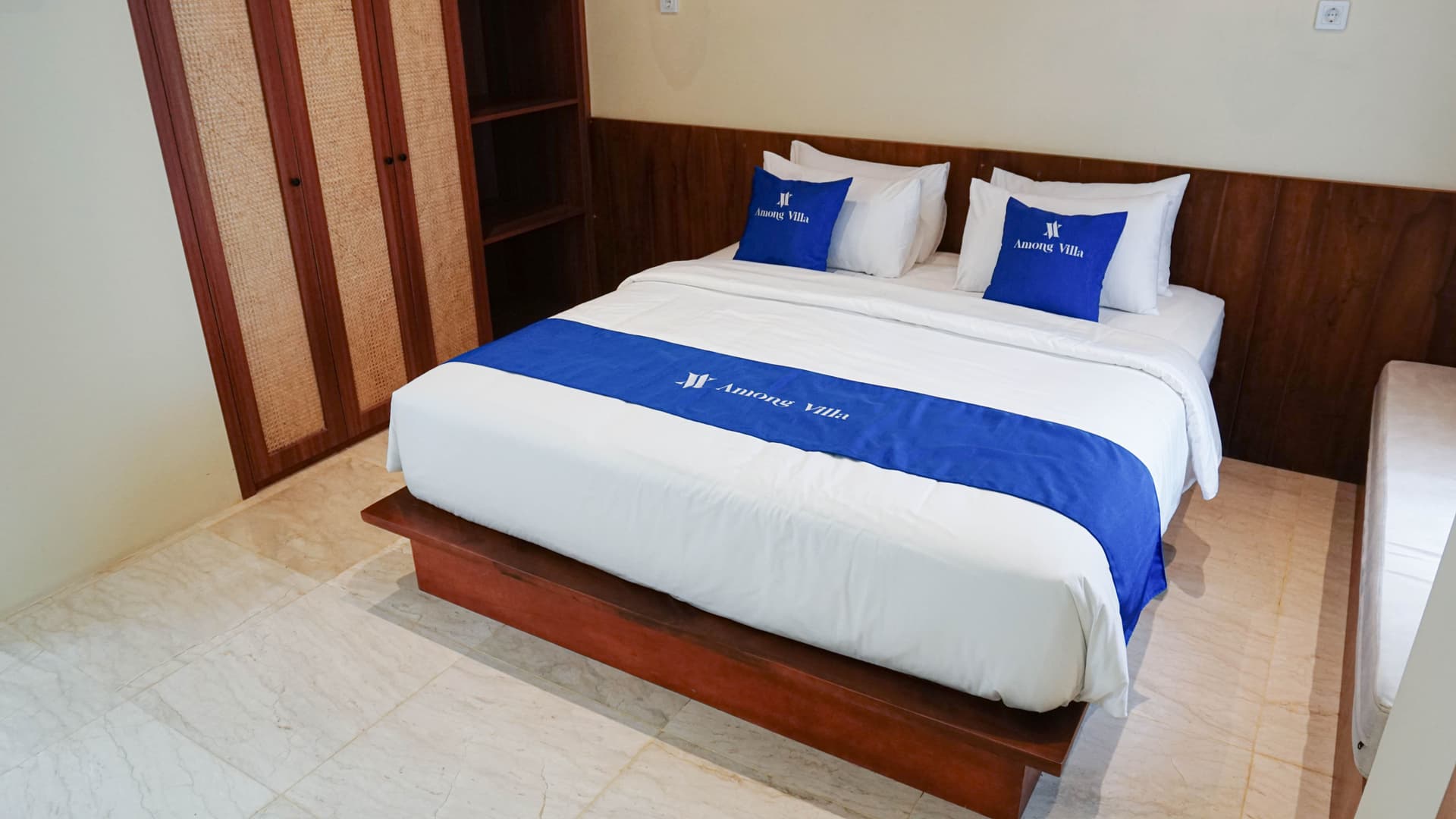 king suite room image 2